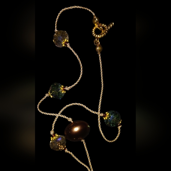 Elegant Multicolor Shell Necklace - Picture 2 of 2